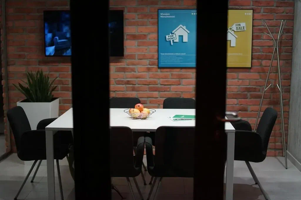 Using office digital signage to enhance the workplace environment